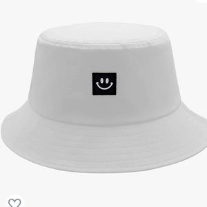 WHITE BUCKET HAT